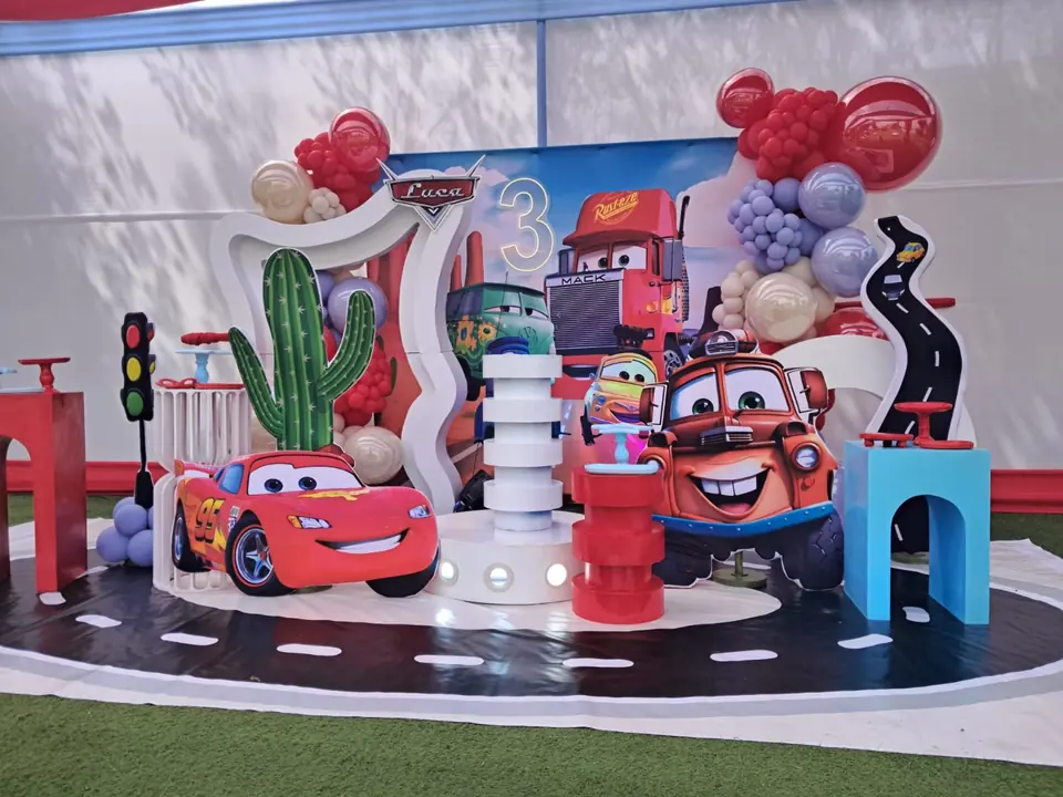 Decoración temática Autos de Carrera (Cars) para cumpleaños infantil en Lima
